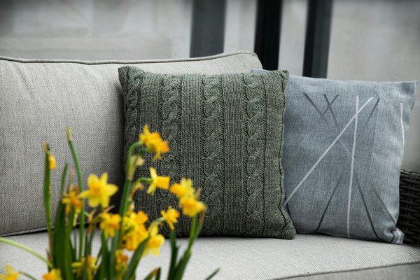 Optimiser l'espace avec une cave à vin sous l'escalier élégante